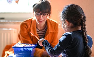 In Freizeiteinrichtungen für finanziell benachteiligte Kinder gehen häufig Jungen und Mädchen mit Migrationshintergrund. - picture alliance/dpa/dpa-Zentralbild | Jens Kalaene