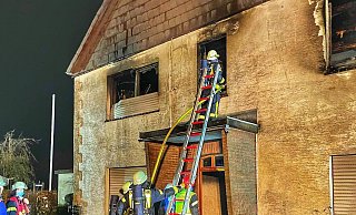 Das Gebäude in Natingen war durch das Feuer sichtlich schwer beschädigt worden. - Freiwillige Feuerwehr Borgentreich