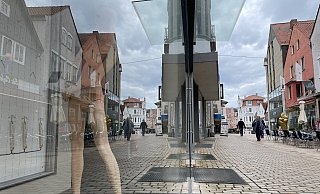 Ein Piktogramm für Blinde und Sehbehinderte befindet sich in der Langen Straße in Lübbecke unter anderem in Höhe des Eiscafés Pacini. - Heike von Schulz