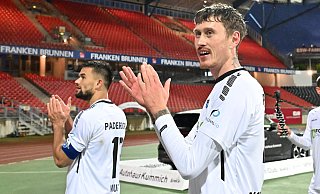 SCP-Verteidiger Calvin Brackelmann (r.), hier nach dem 2:0-Sieg in Nürnberg, zählte zu den positiven Überraschungen der Rückrunde. Visar Musliu (l.) avancierte in der zweiten Saisonhälfte zum erhofften Abwehrchef. - picture alliance