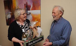 Heinz Steinkamp war viele Jahre Gewerkschafter und gehört der SPD seit fast 60 Jahren an. Marion Spreen, Vorsitzende des SPD-Ortsvereins Rahden, überreichte ihm als Dank für die Treue ein Präsent. - Joern Spreen-Ledebur