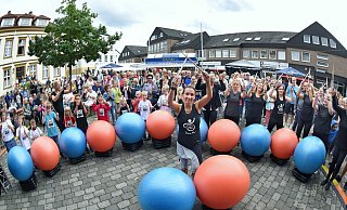 So soll es wieder werden: Buntes Treiben beim Ting 2019 mit Sportdarbietungen, Livemusik und Flohmarkt. Und vielen Besuchern. - Barbara Franke