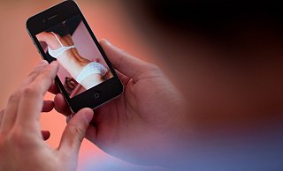 Ein Trend unter Jugendlichen: Es werden erotische Bilder verbreitet, etwa über das Smartphone in WhatsApp-Gruppen. Das ist strafbar. - Symbolfoto/Julian Stratenschulte/dpa