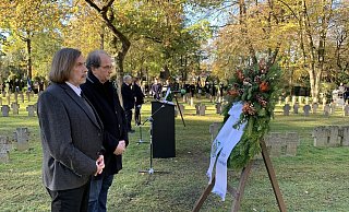 Bürgermeister Norbert Morkes (vorn) verlas das Totengedenken. Der Theologe Rolf Wischnath hielt anschließend eine Rede, die heftige Reaktionen auslöste. - Stadt Gütersloh
