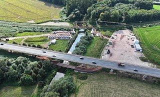 Im Oktober wird die neue Bahnbrücke an die Stelle des alten Bauwerks versetzt.Foto: Verena Freiberg - Verena Freiberg