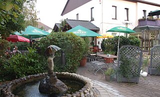 Der Gestringer Hof mit dem Dorfplatz und der Brunnenplastik sind inzwischen zum Dorfmittelpunkt Gestringens avanciert. Hier findet auch inzwischen der Weihnachtsmarkt statt. - Karsten Schulz