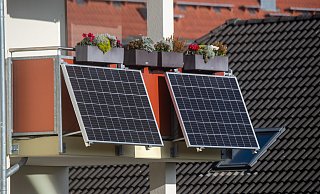 Passiert das Solarpaket I den Bundestag, wird es künftig einfacher sein, Solarmodule für ein Balkonkraftwerk zu installieren. - dpa/Stefan Sauer