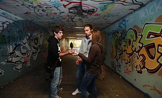 Ein 22-jähriger Mann wurde festgenommen, weil er mit Drogen gehandelt haben soll. - Polizeiliche Kriminalprävention der Länder und des Bundes