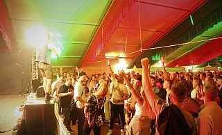 Im Annenzelt geht die Post ab, an Coronaabstand ist bei der Party natürlich nicht mehr zu denken. - Burkhard Battran