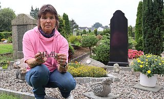Karin Meyring vor dem Familiengrab auf dem Ahler Friedhof. In der Hand hält sie den Bronze-Schriftzug mit dem Namen ihrer Mutter - der einzige, der nicht geklaut wurde. - Shannon-Lee Bendig