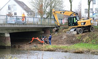 An den Brückenpfeilern werden die Sedimente ausgebaggert, die sich in den vergangenen Jahren dort angesammelt haben. Sie hatten den Flusslauf der Emmer dort jüngst erschwert. - Madita Schellenberg