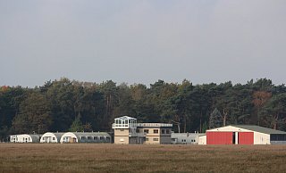 Der Flugplatz schlummert seit 2015 vor sich hin. Zuletzt wurde er von Fallschirmspringern genutzt, die zumeist private Sprünge dort absolvierten. - Jens Reddeker Der Flugplatz schlummert seit 2015 vor sich hin. Zuletzt wurde er von Fallschirmspringern genutzt, die zumeist private Sprünge dort absolvierten. - Jens Reddeker