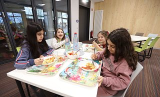 Im September 2022 wurde die neue Mensa der Grundschule Dehme eingeweiht. In dem Multifunktionsraum können die Kinder aus der Ganztagsbetreuung in gemütlicher und ruhiger Atmosphäre essen. - Nicole Sielermann