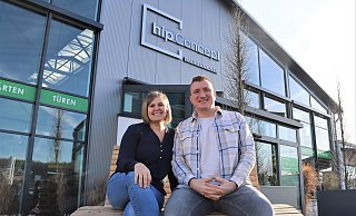 Nora und Maurice Hippel vorm Haupteingang ihres Unternehmens. - Meiko Haselhorst