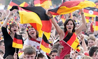 Deutsche Fans jubeln vor einre Videoleinwand ihrer Mannschaft zu. - picture-alliance/ dpa