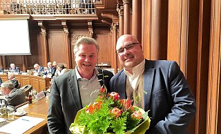 Auf gute Zusammenarbeit: Bürgermeister Tim Kähler (l.) mit seinem neu gewählten zweiten Stellvertreter Thomas Bischoff (SPD). - Natalie Gottwald