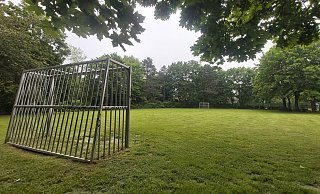 Drei Freunde wollten eigentlich nur Fußballspielen, wurden aber von einer Gruppe Jugendlicher attackiert. - Florian Weyand