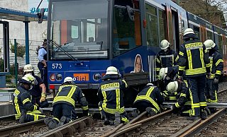 Feuerwehrkräfte mussten die aus dem Gleis gesprungene Bahn mit Hilfe von Hydraulik-Technik wieder auf die Schienen heben. - Christian Mathiesen