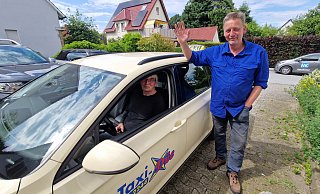 Thorsten Düe (r.) schließt zum Monatsende sein Taxiunternehmen und sagt Tschüss. - Uwe Pollmeier