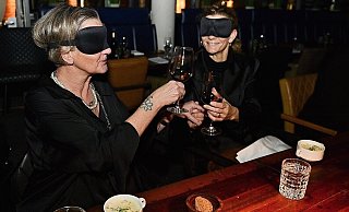 Sabine Hillemeier (l.) und Jana Becker prosten sich beim Dinner in the Dark zu. - Uwe Caspar