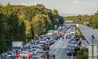 Ein Unfall mit mehreren beteiligten Autos sorgt für Behinderungen auf der A2 bei Bielefeld. - Paul Brinkmann