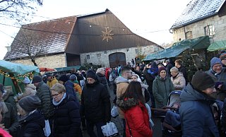 Viele Besucher bummeln am ersten Adventssonntag über den Markt in Henglarn. - Johannes Büttner