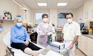 Patientin Theresia Menne (v.l.), Iris Schäfers (Pflegetherapeutin Wunde) sowie Chefarzt und Wundexperte Dr. Hüseyin Töre. - KHWE