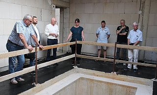Die Mitglieder des Kreisausschusses für Schule und Kultur besichtigen die Bauarbeiten am Johannes-Falk-Haus. Hier soll ein Trampolinraum entstehen. - Susanne Blersch