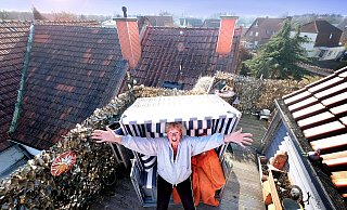 Nachdem aus dem Schornstein des Nachbarn kein stinkender Qualm mehr kommt, hat sich Marianne Fietzeck einen Strandkorb für ihre Dachterrasse gekauft. - Andreas Frücht