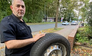 Jaafar Fakih ist sauer, denn immer wieder zerstören Unbekannte die Reifen der an der Steinstraße geparkten Autos. Nicht nur er, auch Nachbarn und Besucher sind betroffen. Noch hat er ein Ersatzrad parat. - Nicole Sielermann