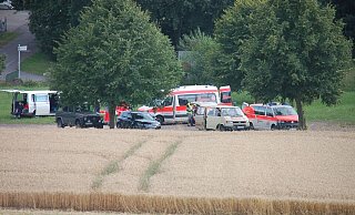 Auf dem Parkplatz des alten Börninghauser Sportplatzes hatten sich die Einsatzkräfte am Mittwoch gesammelt. - Ingrun Waschneck