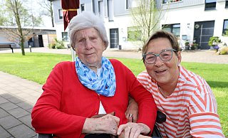 Wilhelmine Levenig, hier mit ihrer Tochter Bernadette, feiert ihren 100. Geburtstag. In der betreuten Wohngemeinschaft in Sudhagen fühlt sich sehr wohl. - Regina Brucksch