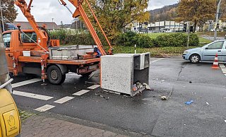 Die Arbeitsbühne krachte ungebremst auf die Straße. - Janina Schrader
