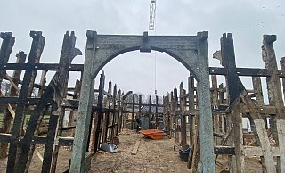 Das Haus wurde im Jahr 1813 gebaut. Geprägt ist dieser Teil des Gebäudes von einem Torbogen mit einer christlichen Inschrift. - Dirk Windmöller