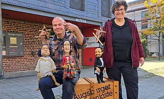 Hans Kautzmann und Christiane Hoffmann präsentieren drei der Marionetten, mit denen die Ausgburger Puppenkiste Kabarett bietet. Entschieden haben sie sich für Franz-Josef Strauß, für König Charles III. und für Luciano Pavarotti. - Marion Pokorra-Brockschmidt