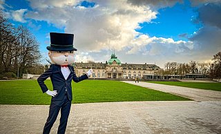In die Rolle des Mr. Monopoly als Werbefigur für die Kurstadt-Edition des Brettspielklassikers schlüpft Europaschüler Finn Winter. - Privat