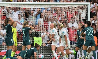Englands Chloe Kelly trifft zum 2:1 und reißt sich das Trikot vom Leib. - Sebastian Christoph Gollnow