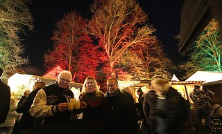 Mit einem heißen Eierpunsch stießen Detlef Schulz von der Kaufmannschaft (v.l.), die KuV-Vorsitzende Daniela Dembert und Bürgermeister Thomas Meyer auf einen gelungenen Auftakt des Adventsbummels 2019 an. - Andreas Sundermeier
