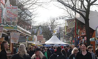 Zum elften Mal stehen die Karussells und Buden bei der Osterkirmes am Janup und "Auf der Freiheit". Doch was kostet das Vergnügen? - Susanne Blersch Zum elften Mal stehen die Karussells und Buden bei der Osterkirmes am Janup und "Auf der Freiheit". Doch was kostet das Vergnügen? - Susanne Blersch