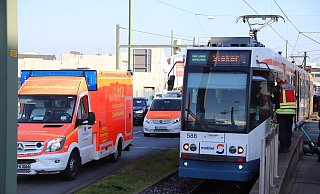Die Stadtbahn war gerade im Begriff, in die Haltestelle Ziegelstraße einzufahren. - Charlotte Mahncke