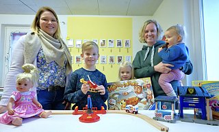 Stammgäste in der Spielothek: Meike Wessel, Tilo, Oda, Mutter Annika und Enke, v.l., finden das Angebot der Kita Tausendfüßler klasse - und auch die Puppe ganz links, die zum Angebot gehört, freut sich (ein bisschen). - Peter Unger