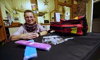 Birgit Westphal aus Ostkilver besucht ihre Patienten zuhause und bringt dazu eine mobile Liege, Tapes, Akupunkturnadeln und ihren roten Rucksack mit. - Gerald Dunkel