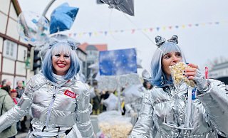 Bunte Kostüme, beste Stimmung - und trockenes Wetter: Tausende feiern Weiberfastnacht 2024 in Stukenbrock. - Lena Vanessa Bleck