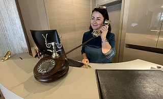 Ute Sievers vom Flair Hotel Stadt Höxter an der Rezeption im frisch renovierten Empfangsraum des Hotels. - Ralf T. Mischer