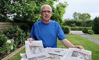 Rainer Kütemann im Garten seines Elternhauses in Isenstedt. Er sichtet die vielen Zeitungberichte, die in seinem 40 Jahre währenden ehrenamtlichen Leben entstanden sind. - Heike von Schulz