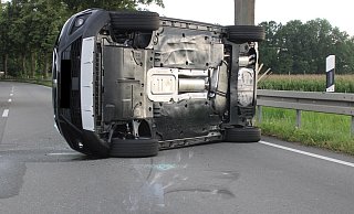 Der Seat überschlug sich bei dem Überholmanöver. - Polizei Minden-Lübbecke