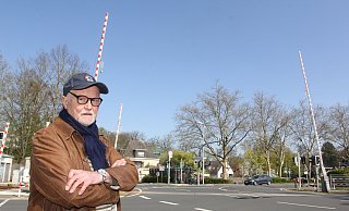 Roland Wedig (78) am Bahnübergang Detmolder Straße, während des Bahn-Streiks am Freitagvormittag. Von seinem Wohnzimmer aus hat er a Montag gesehen, wie sich ein Zug durch die Autos den Weg zum Südbahnhof bahnte. - Ulf Hanke