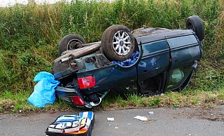 Aus ungeklärter Ursache kam Audi A4 nach von der Straße ab, streifte einen Baum und überschlug sich mehrfach. - Ralph Meyer