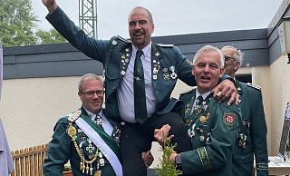 Ein Bild aus besseren Zeiten: Im letzten Jahr wurde Felix Knorr neuer König der Eilshauser Scützen, in diesem Jahr gibt es kein Königsschießen. - Schützen Eilshausen