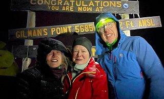 Svenja (v. l.), Marlies und Jürgen Siltmann haben es zum Gilmans-Point am Kilimandscharo geschafft. Der Punkt liegt auf 5.685 Metern. - Familie Siltmann